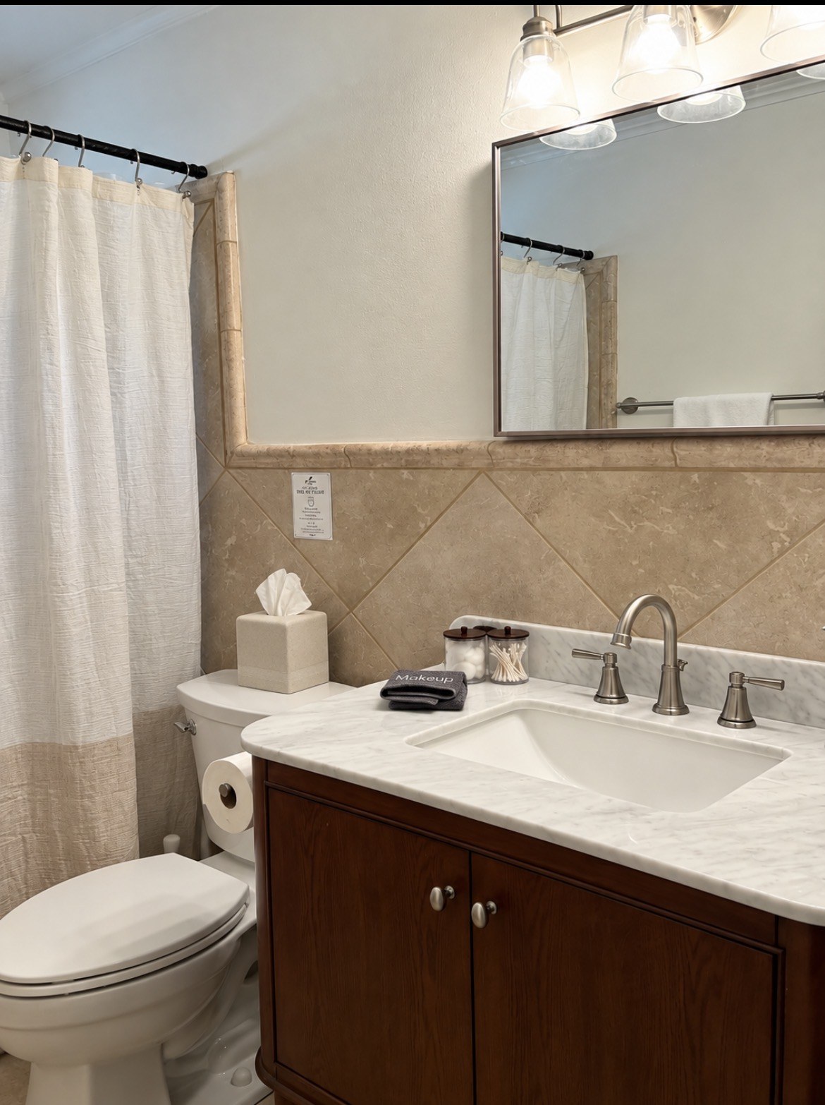 Bathroom with bathtub, shower curtain and vanity